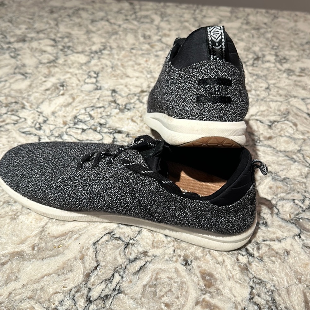 Women’s Toms tennis shoes size 11